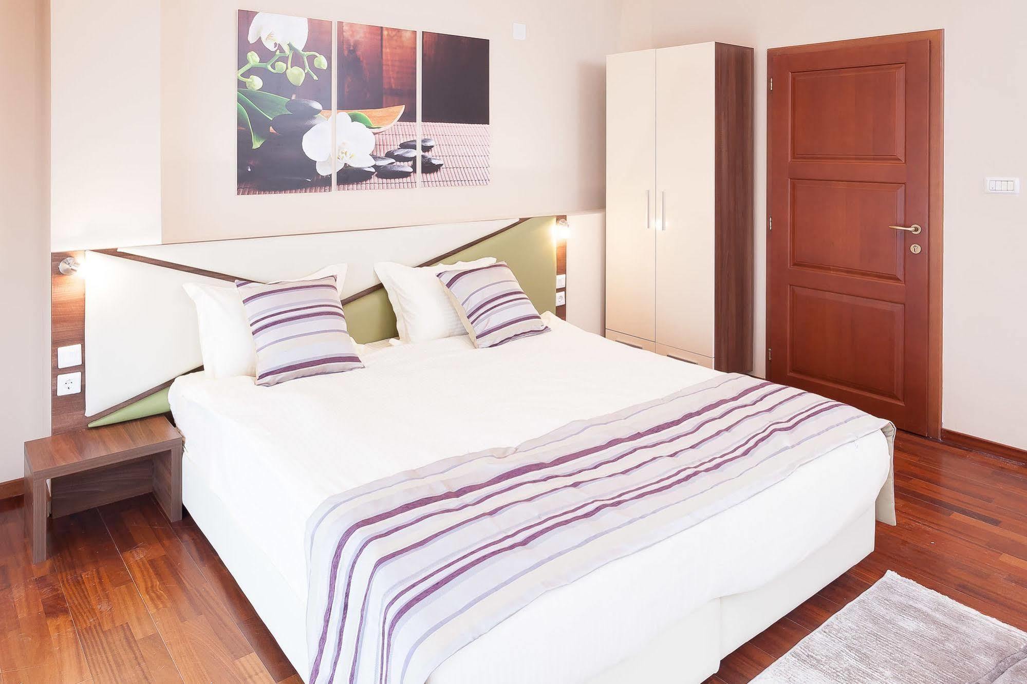 Modern Inn Boutique Hotel Скопье Экстерьер фото